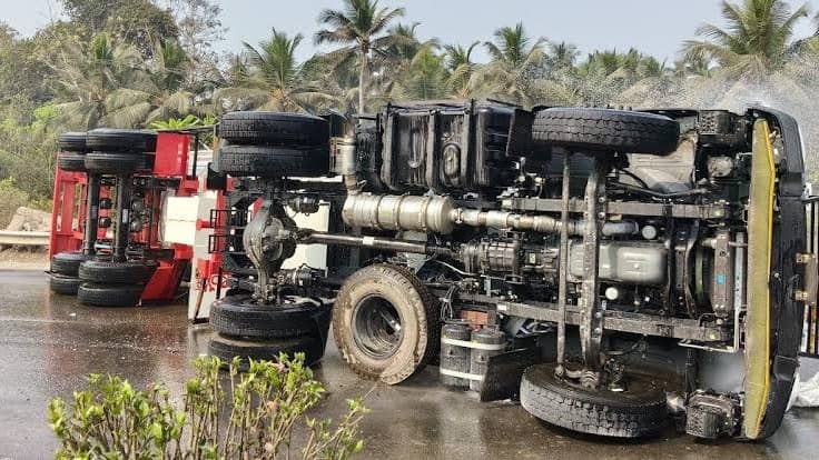 గువ్వలచెరువు ఘాట్ రోడ్డులో LPG ట్యాంకర్ బోల్తా