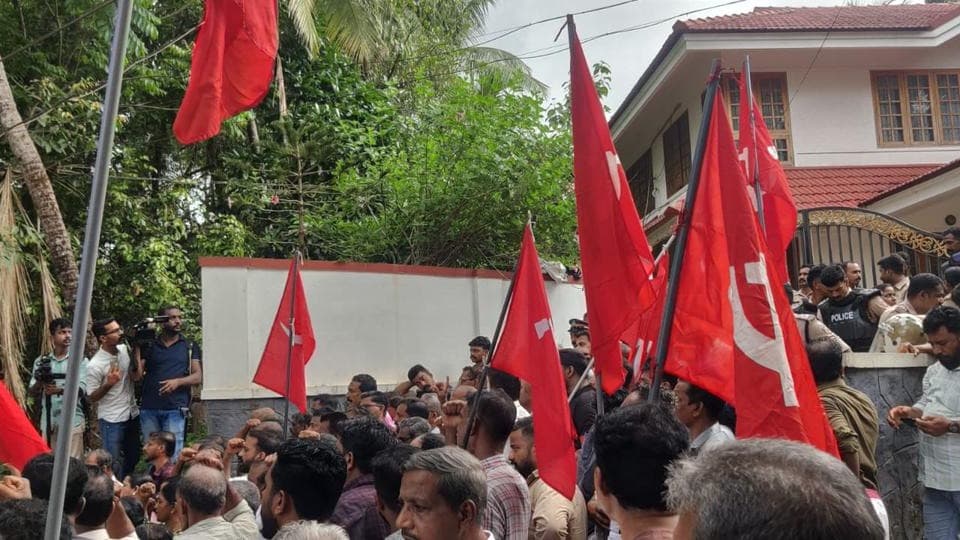 పినరయి విజయన్ నివాసం వద్ద ఉద్రిక్తత