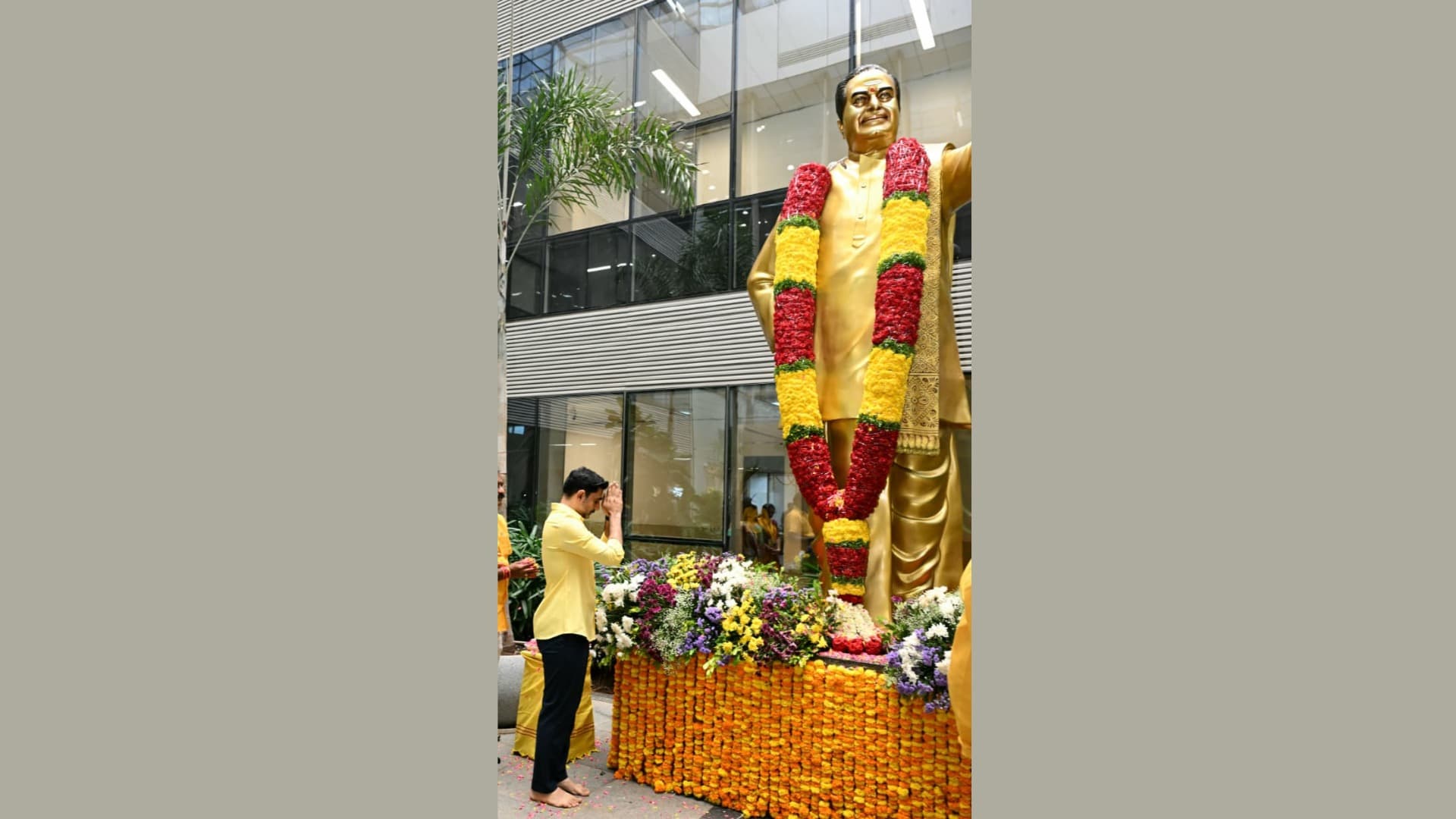 ఎన్టీఆర్ జయంతి సందర్భంగా మంత్రి నారా లోకేష్ ఘన నివాళులు