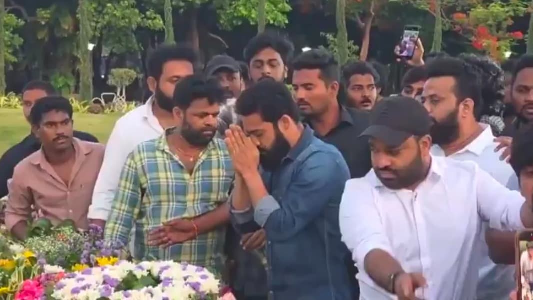 ఎన్టీఆర్ ఘాట్ వద్ద జూనియర్ ఎన్టీఆర్ నివాళులు