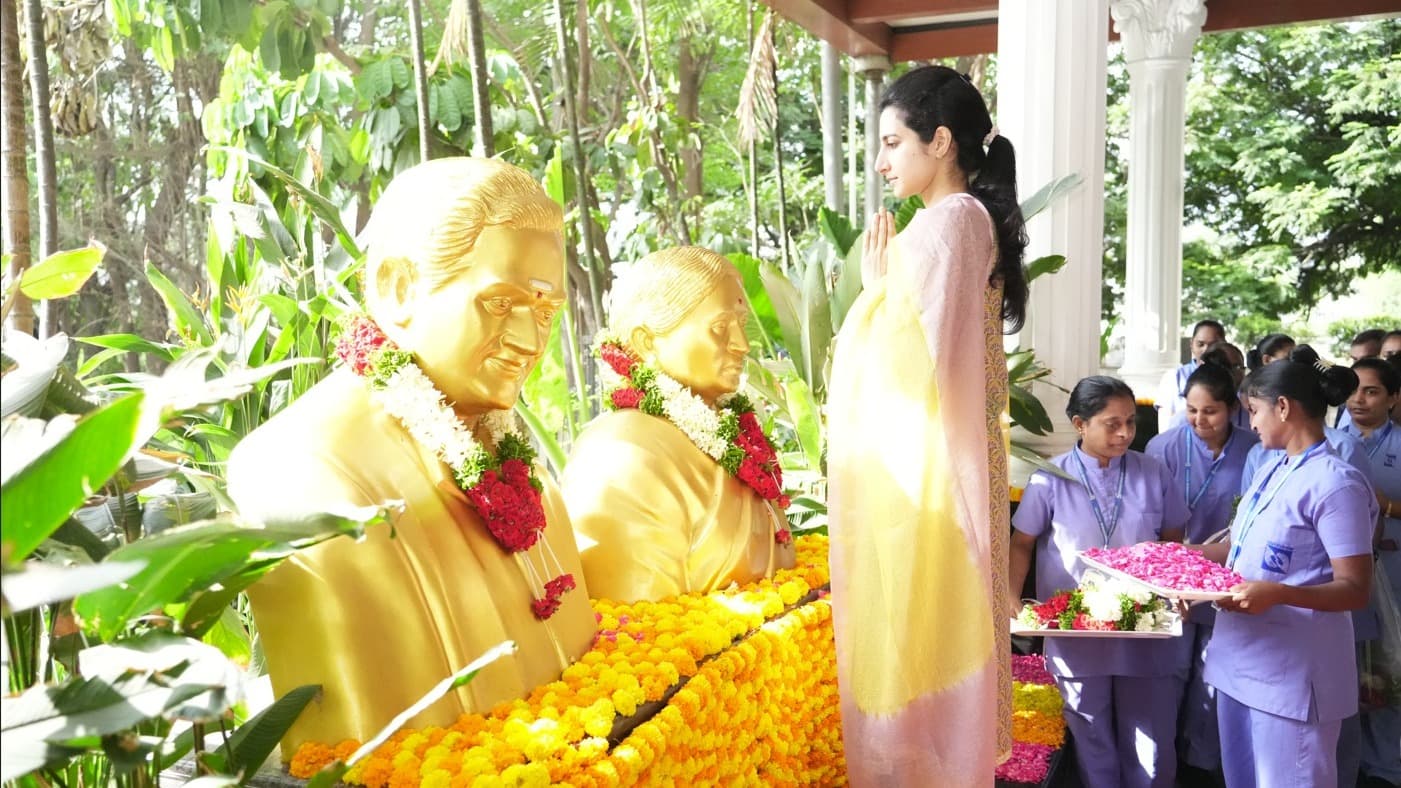 ఎన్టీఆర్, బసవతారకం దంపతుల విగ్రహాలకు నివాళులర్పించిన నారా బ్రాహ్మణి