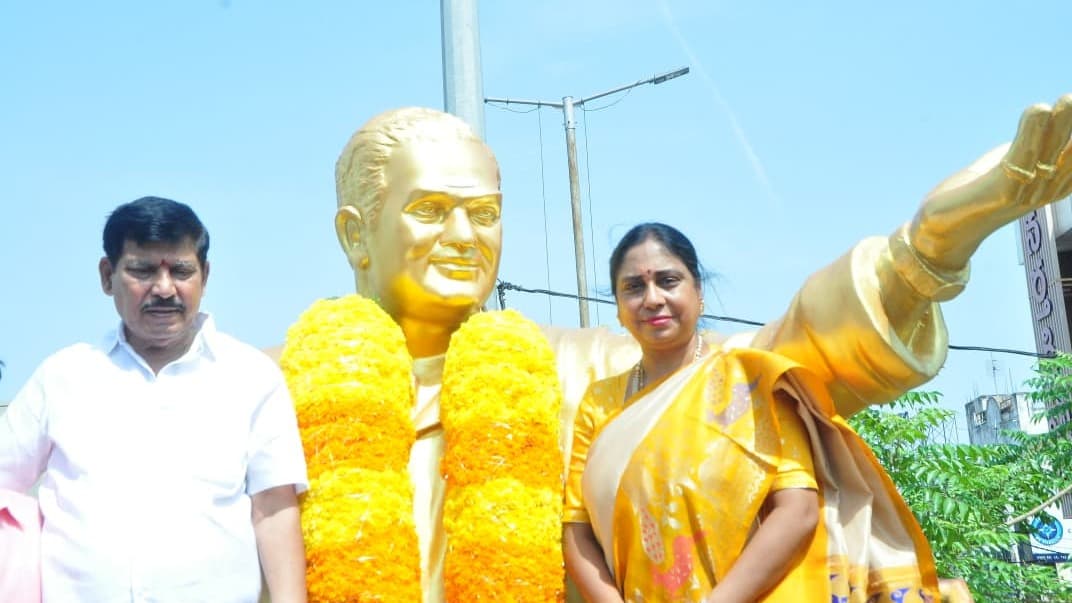 ఎన్టీఆర్ కు ఘన నివాళులు అర్పించిన తాళ్ళపాక దంపతులు