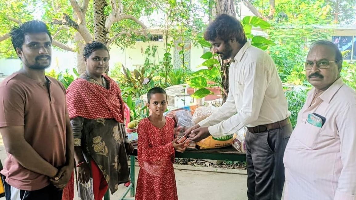 పుట్టినరోజు సందర్భంగా సేవా కార్యక్రమాలు నిర్వహించిన డాక్టర్ జగన్ మోహనరావు
