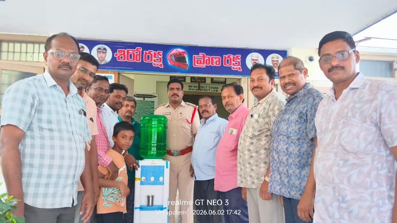 వేటపాలెం పోలీస్ స్టేషన్‌కు వాటర్ కూలింగ్ రిఫ్రిజిరేటర్ బహుకరణ..