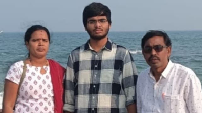 జేఈఈ అడ్వాన్స్‌లో ఏఐఆర్ ఓబీసీ కేటగిరీలో 45వ ర్యాంక్ సాధించిన పాలవలస భార్గవ నాయుడు
