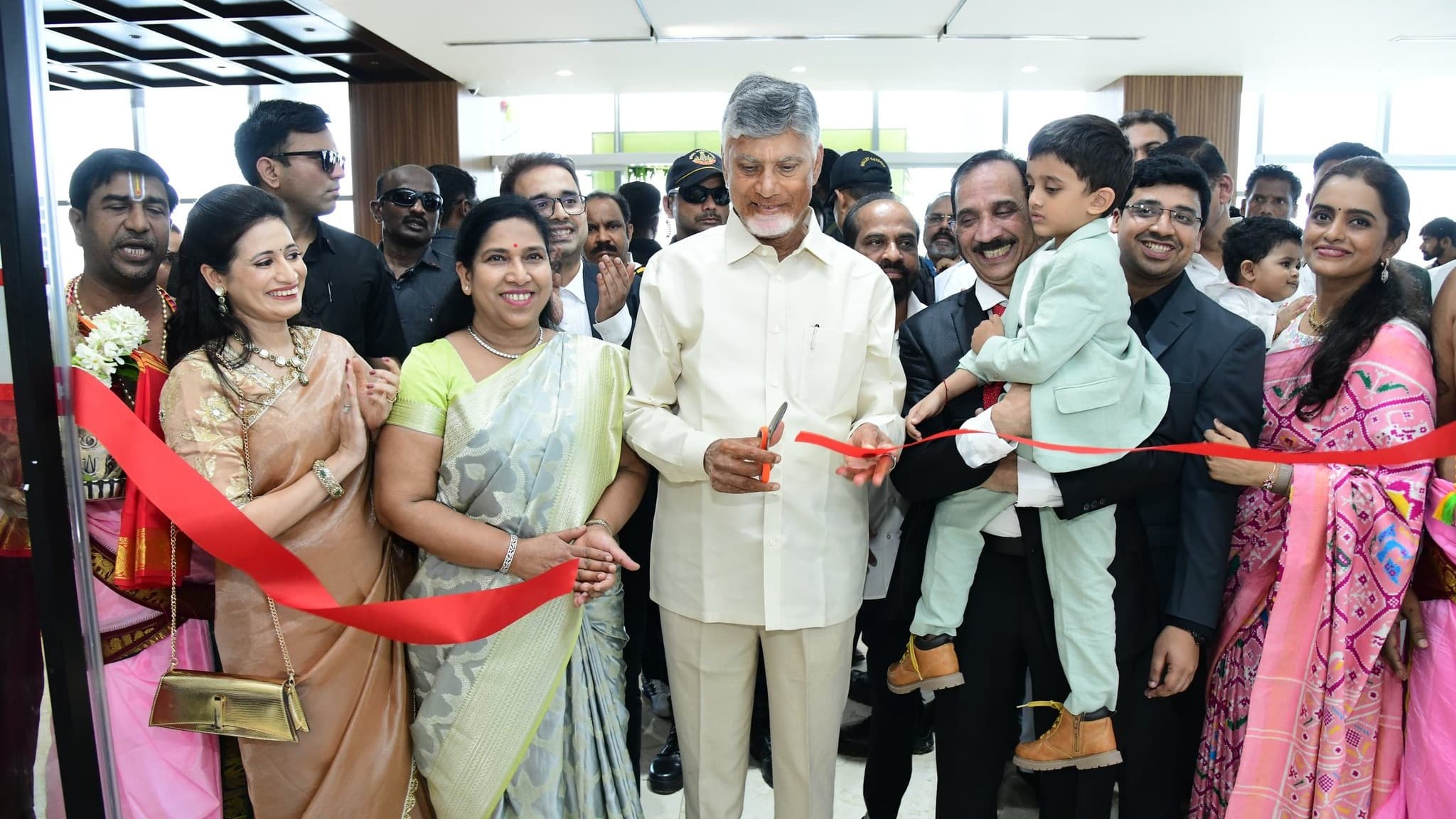 గుంటూరులో లలిత ఆస్పత్రి ప్రారంభించిన సీఎం చంద్రబాబు..