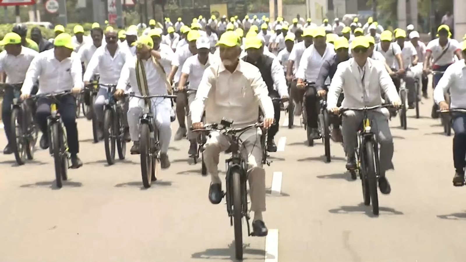 నెట్ జీరో సందేశంతో సైకిల్‌పై చంద్రబాబు