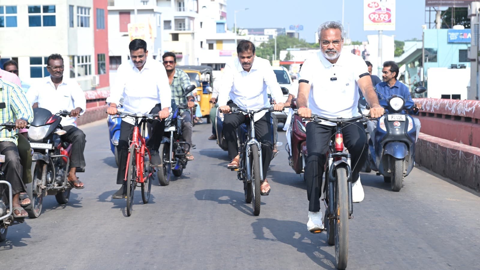 సైకిల్ యాత్రతో పర్యావరణ సందేశం ఇచ్చిన కొండబాబు