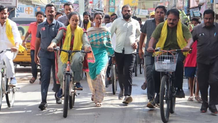 సింధూర రెడ్డి ర్యాలీలో పల్లె జోష్