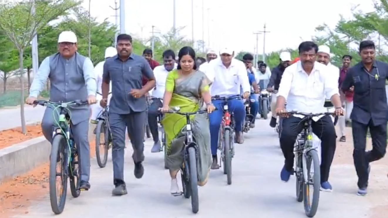 పర్యావరణం కోసం 12 కిలోమీటర్లు సైకిల్ తొక్కిన కందుల
