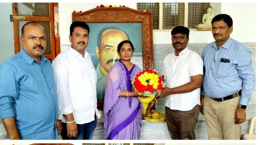 పరిటాల సునీతమ్మను కలిసిన విద్యుత్ అధికారులు