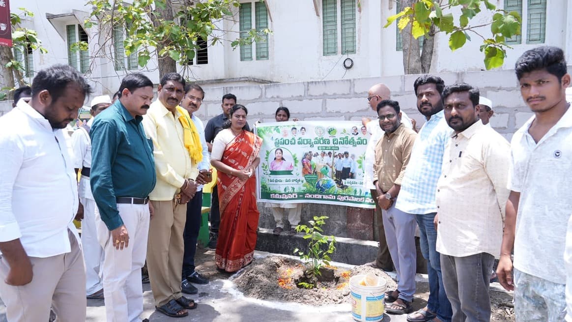 పచ్చదనం కోసం మొక్కలు నాటిన తంగిరాల సౌమ్య