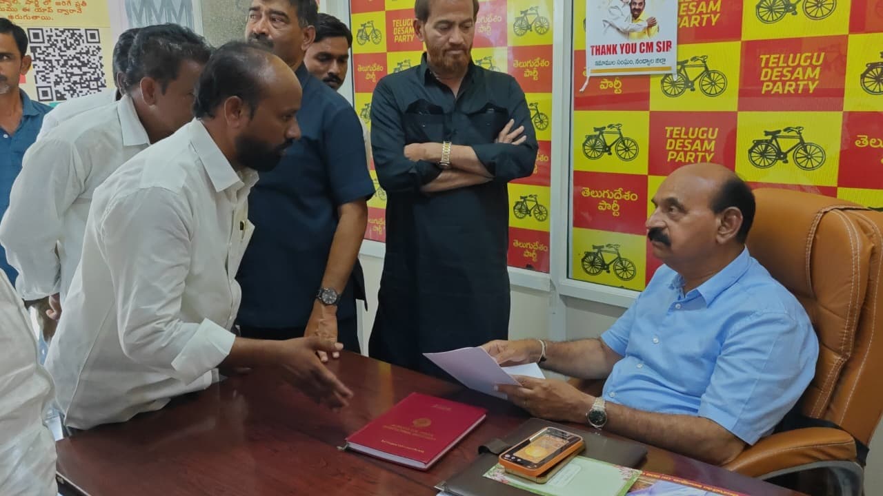 ప్రజా దర్బార్‌లో అర్జీలు స్వీకరించిన ఫరూక్