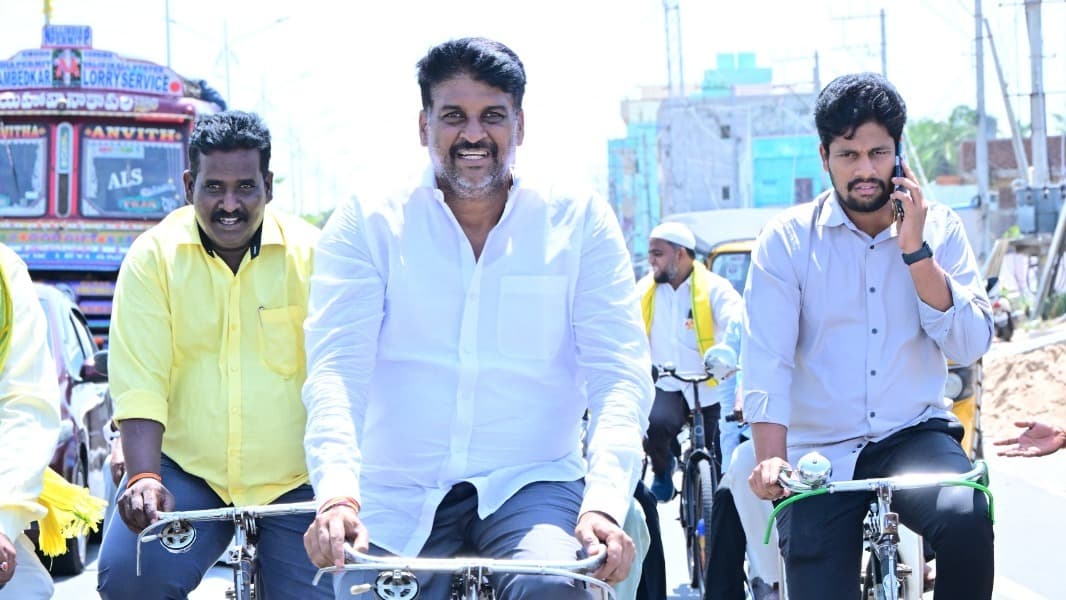పర్యావరణం కోసం 15 కిలోమీటర్లు సైకిల్ తొక్కిన నరేంద్ర వర్మ
