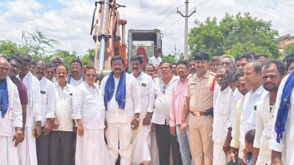 అభివృద్ధి పనులకు భూమిపూజ చేసిన రాఘవేంద్ర రెడ్డి