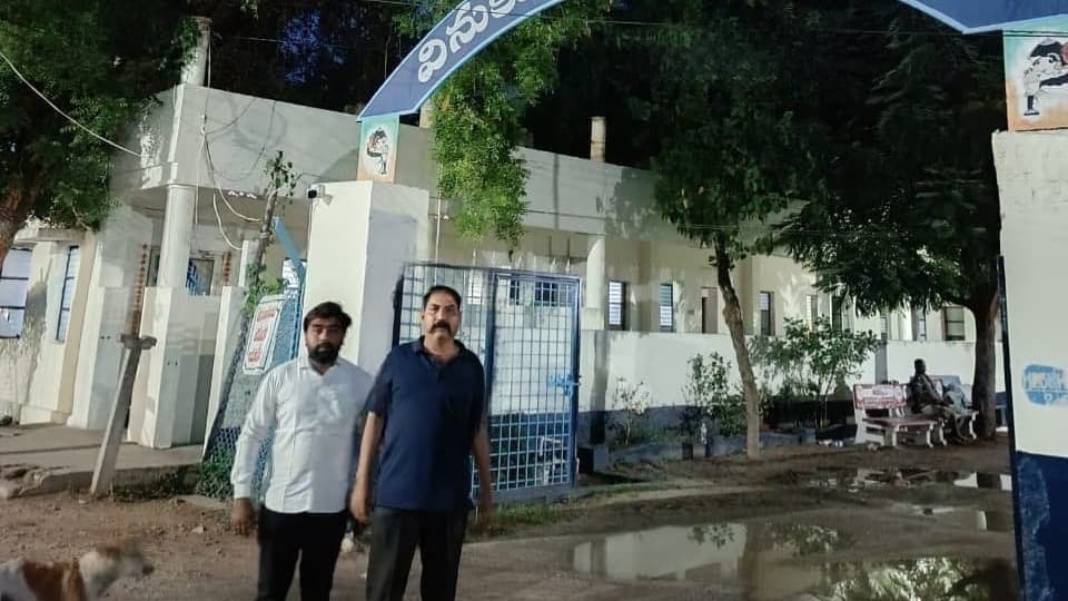 లోంగి పోయెందుకు పోలిస్ స్టేషన్ కు వచ్చిన సిఐ చిన్న మల్లయ్య
