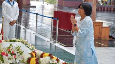 పుట్టపర్తిలో సత్యసాయి మహాసమాధిని దర్శించిన రోడ్రిగ్జ్