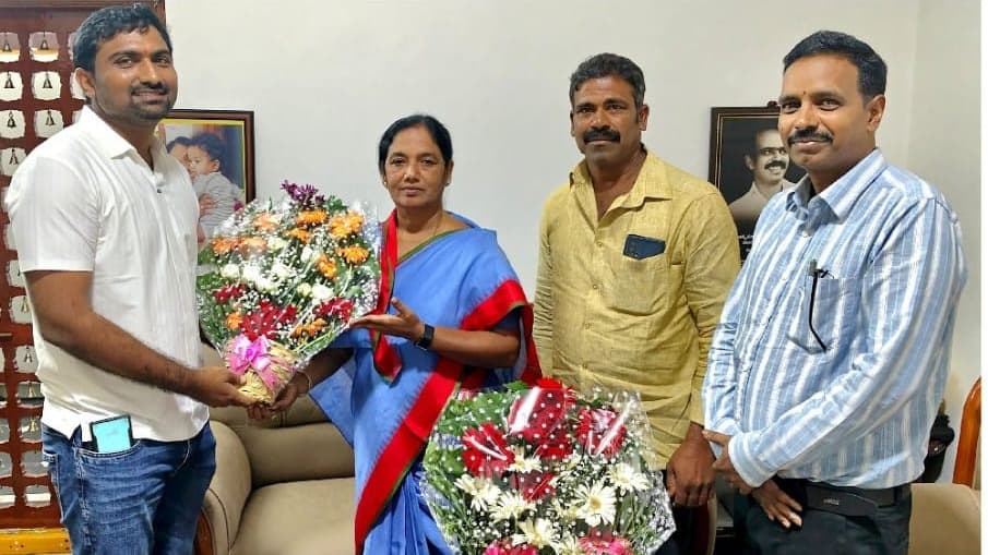 పరిటాల సునీతను కలిసిన నూతన రెవెన్యూ అధికారులు