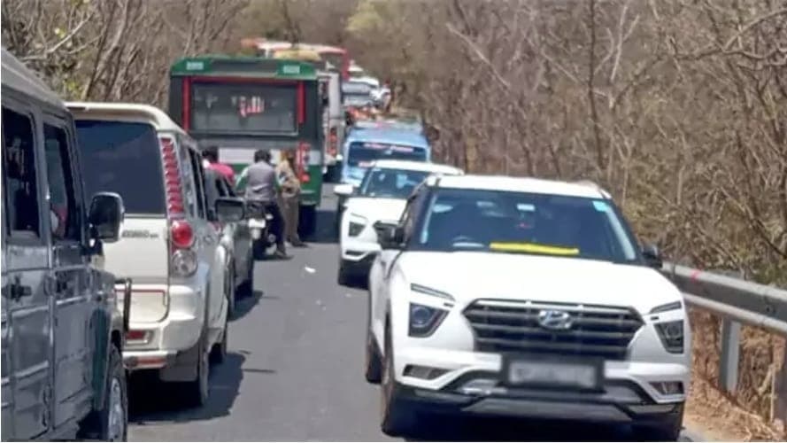 శ్రీశైలం డ్యామ్ వద్ద భారీ ట్రాఫిక్ స్తంభనం