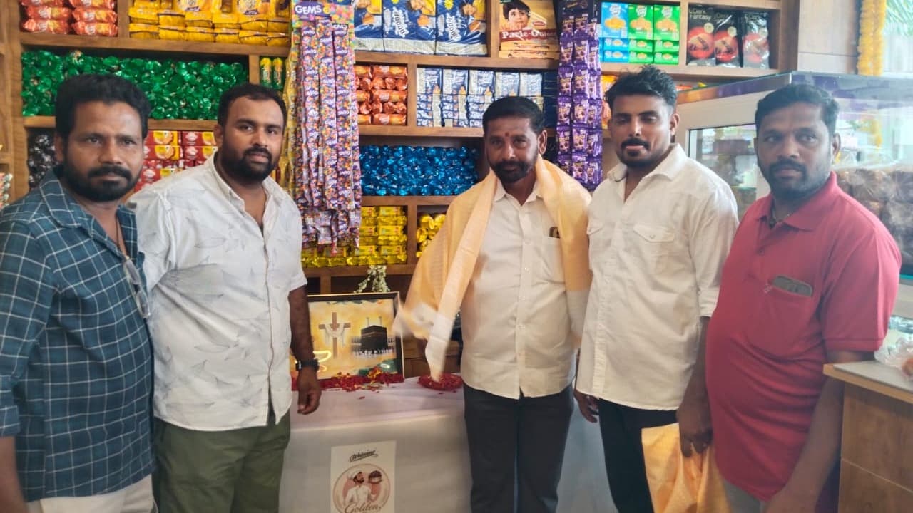 గోల్డెన్ బేకరీ ప్రారంభోత్సవంలో చెన్న బసప్ప సోదరులు