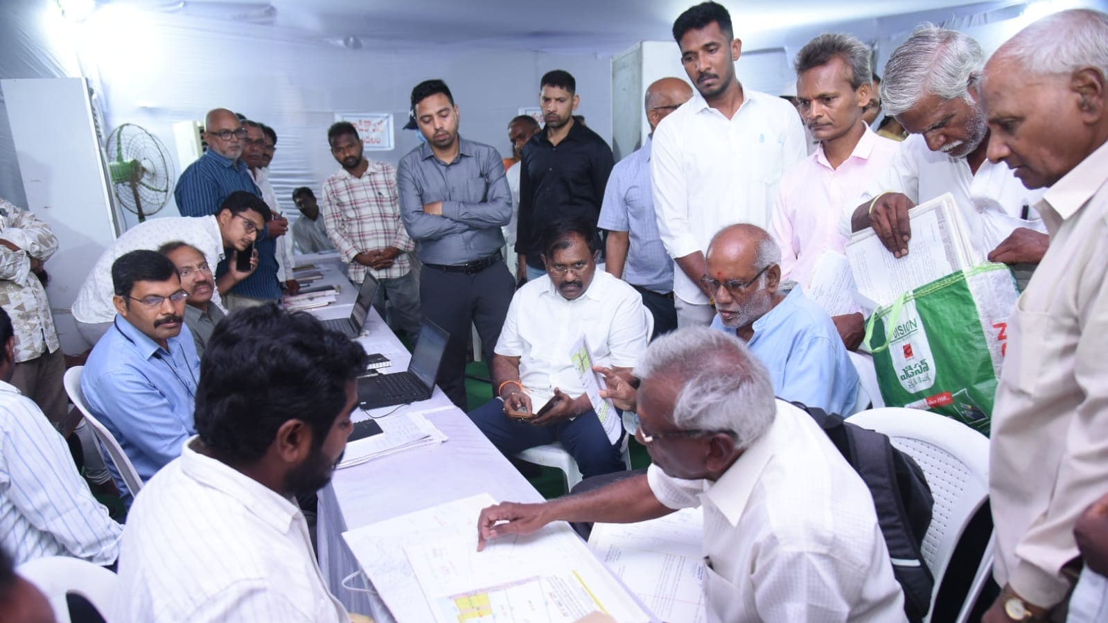 గుంటూరులో రెవెన్యూ క్లినిక్‌ను పరిశీలించిన సీఎస్