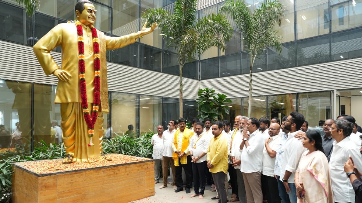 టీడీపీ కేంద్ర కార్యాలయంలో ఎన్టీఆర్ విగ్రహానికి టీడీపీ రాజ్యసభ అభ్యర్థుల నివాళులు