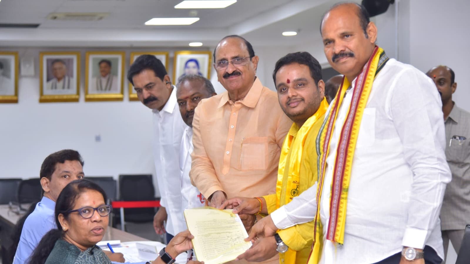 నామినేషన్ పత్రాలు దాఖలు చేసిన చింతకాయల విజయ్