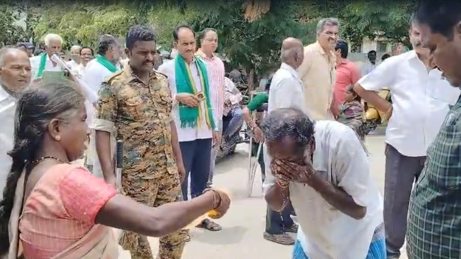 కలెక్టరేట్ ఎదుట ఒంటిపై పెట్రోల్ పోసుకున్న రైతు
