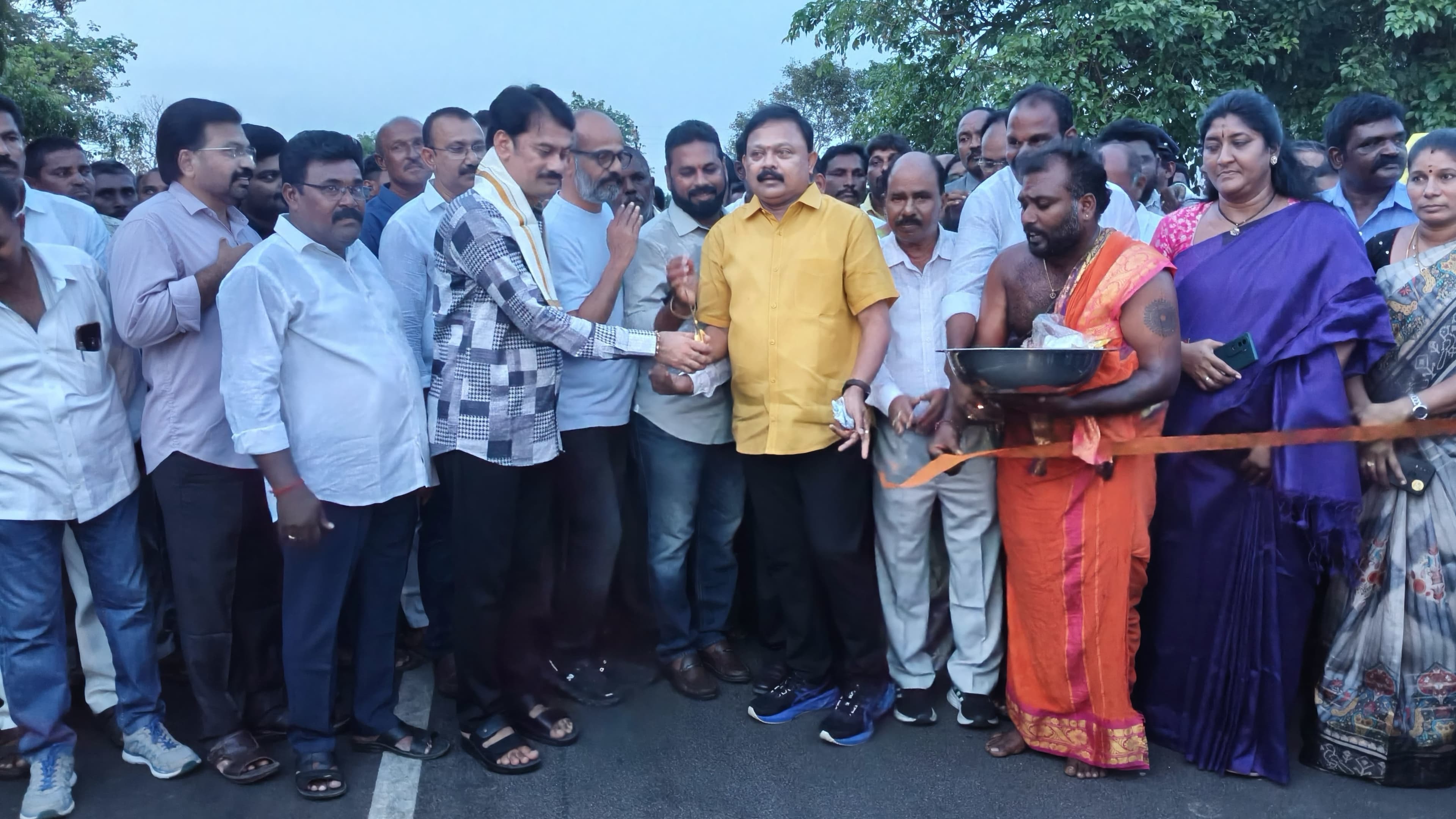 బీటీ రోడ్డు ప్రారంభం చేసిన ఎమ్మెల్యే సునీల్ కుమార్