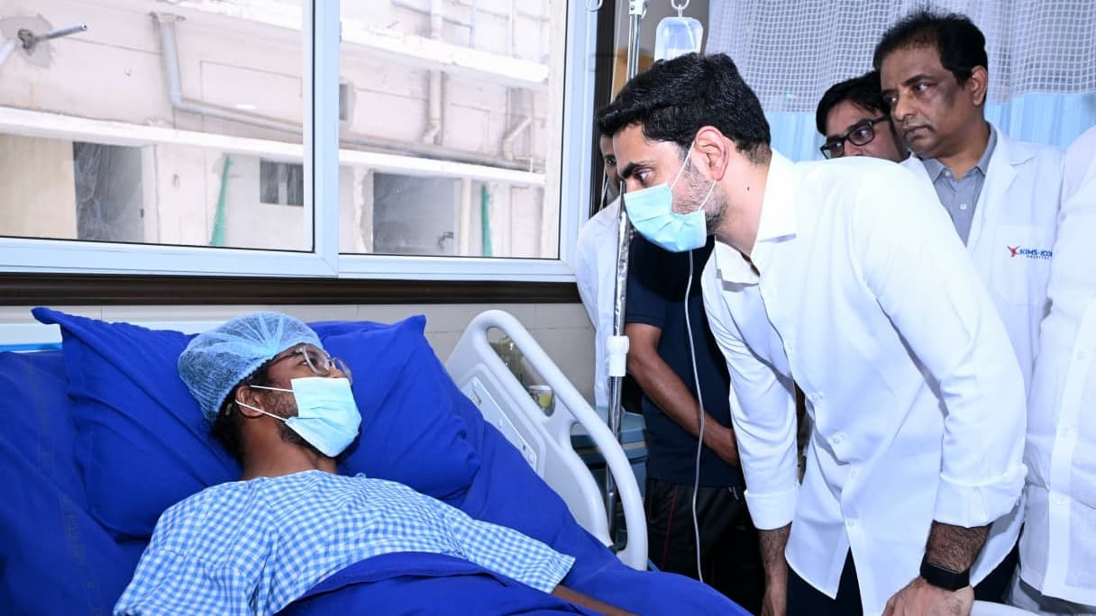 సెవెన్ హిల్స్ ఆస్పత్రిలో బాధితులను పరామర్శించిన మంత్రి లోకేశ్