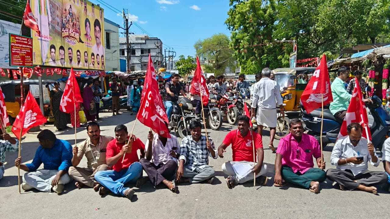 ఇంధన ధరల తగ్గింపుకు పుత్తూరులో రాస్తారోకో