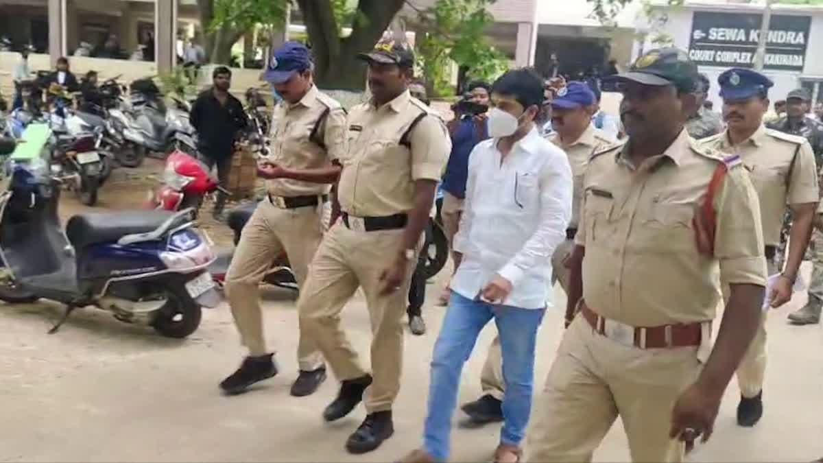 అనంతబాబును జిల్లా కోర్టులో హాజరుపర్చిన పోలీసులు
