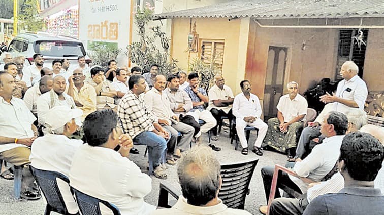 ఉండవల్లి గ్రామసభలో భూసేకరణకు రైతుల నిరసన