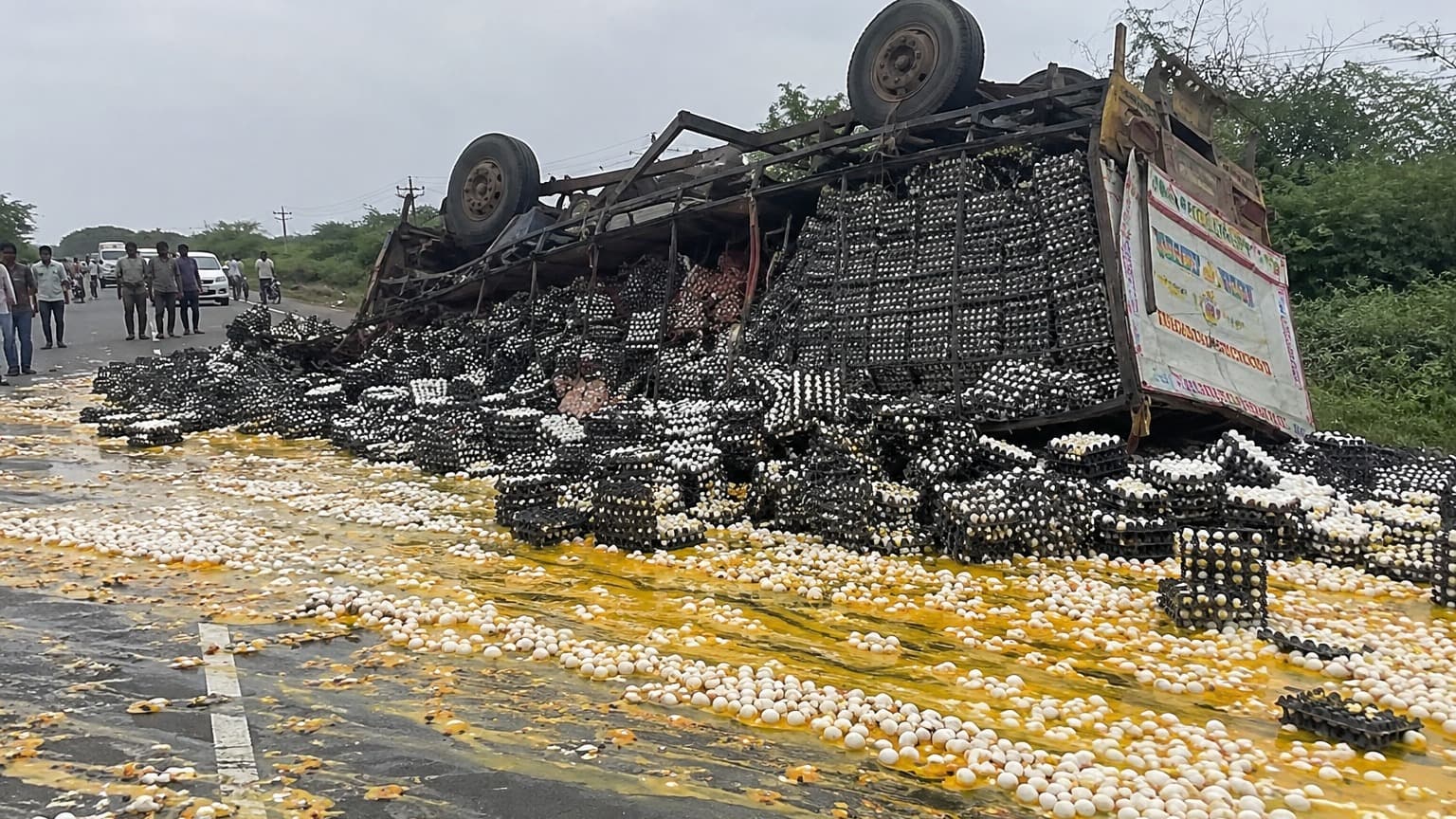 గాల్లో గిరికీలు కొట్టి బోల్తా పడిన కోడిగుడ్ల లారీ.. రోడ్డంతా గుడ్ల వరద.. తర్వాత జరిగినది మరింత షాకింగ్!