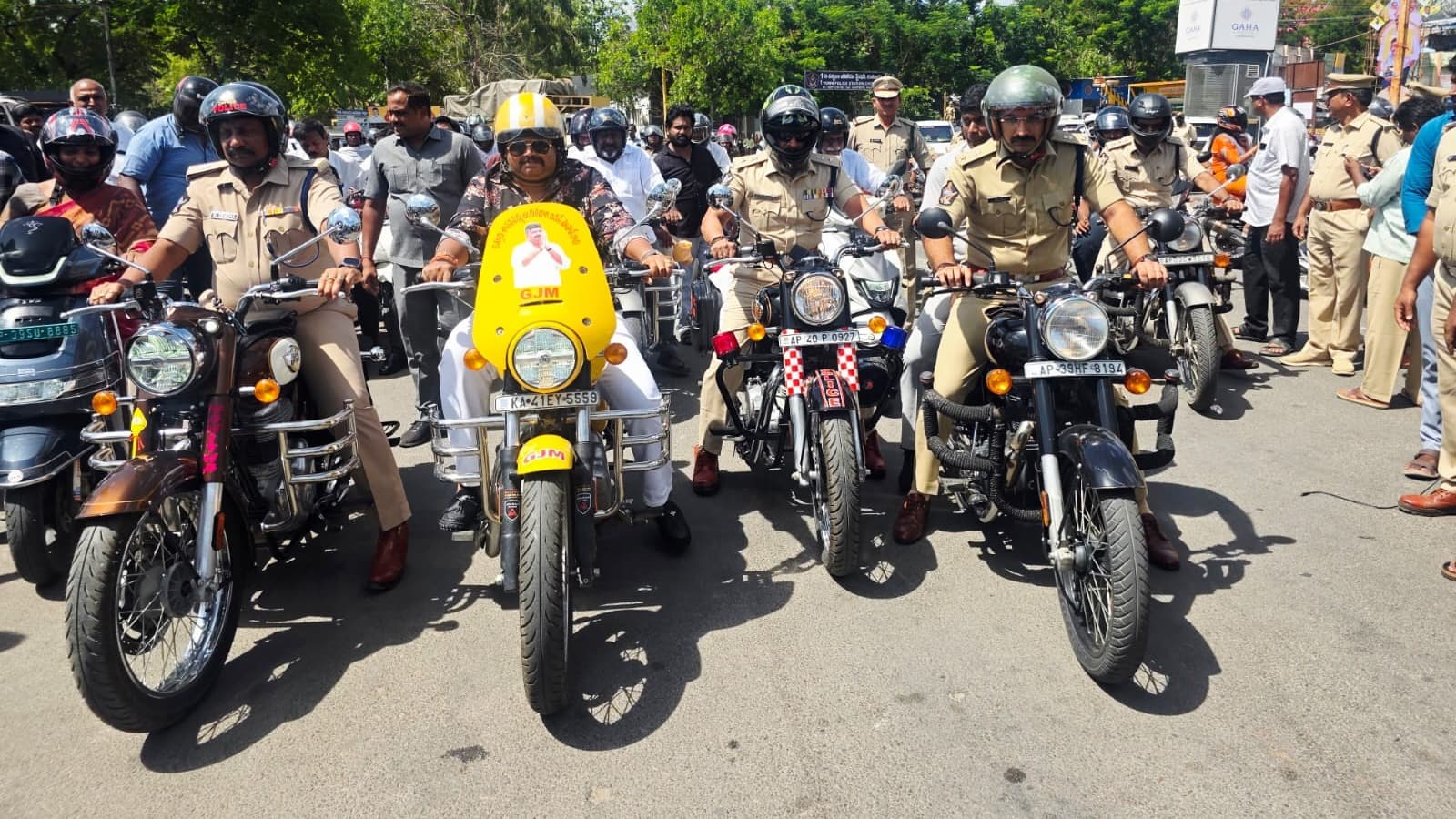 హెల్మెట్ పెట్టు బహుమతి పట్టు కార్యక్రమం ప్రారంభం