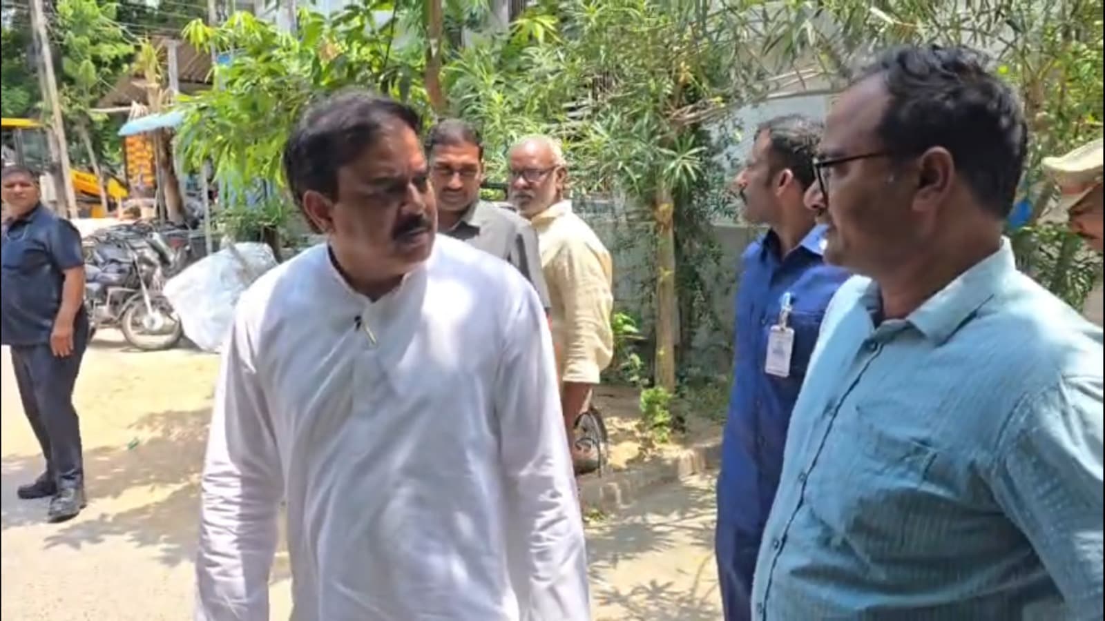కాలువకట్ట రోడ్డు వ్యర్థాలపై మంత్రి మనోహర్ ఆగ్రహం..