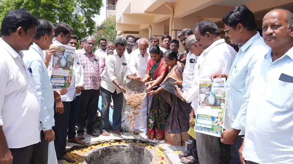 ఇంకుడు గుంతలతో జల సంరక్షణకు సౌమ్య పిలుపు
