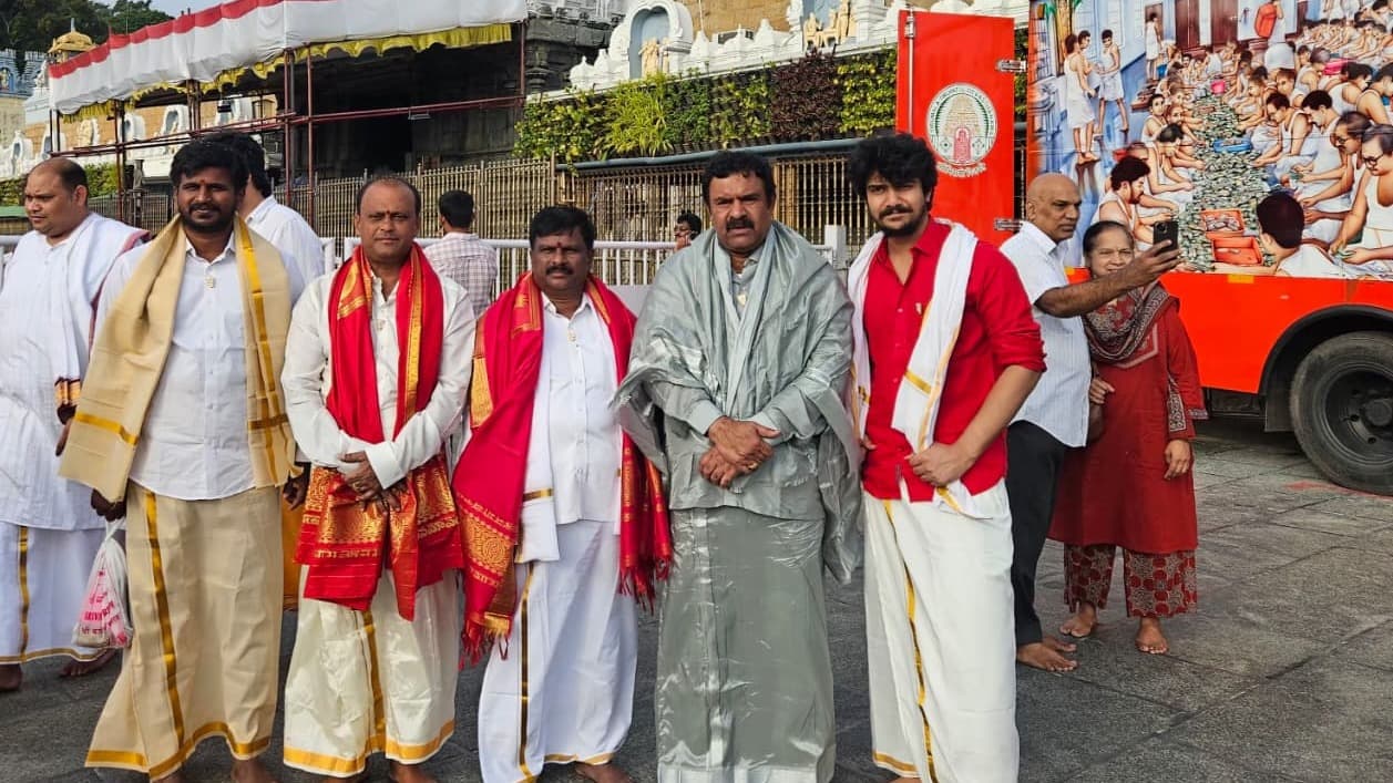 తిరుమల శ్రీవారిని దర్శించుకున్న పూల నాగరాజు