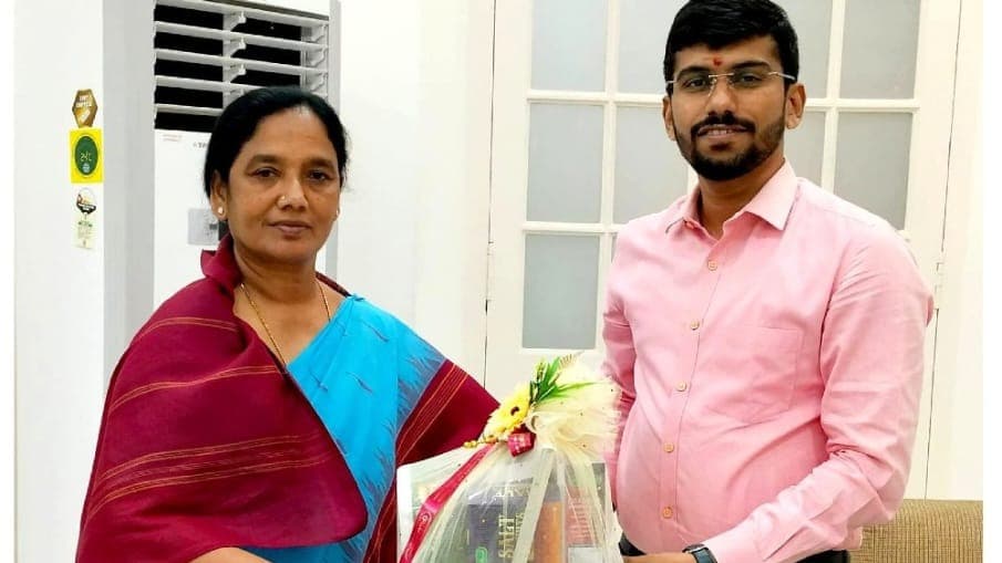 భూసమస్యల పరిష్కారానికి కలెక్టర్‌ను కలిసిన సునీత