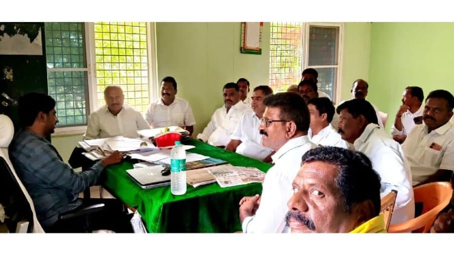 నూతన రెవెన్యూ అధికారిని కలిసిన టీడీపీ నాయకులు