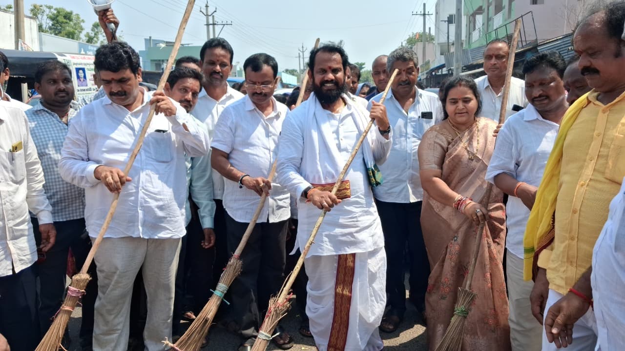 ప్రజల్లో పరిశుభ్రతపై అవగాహన పెంపొందించేందుకు స్వచ్ఛ పథం ర్యాలీ నిర్వహించబడిందని: ఈశ్వరరావు