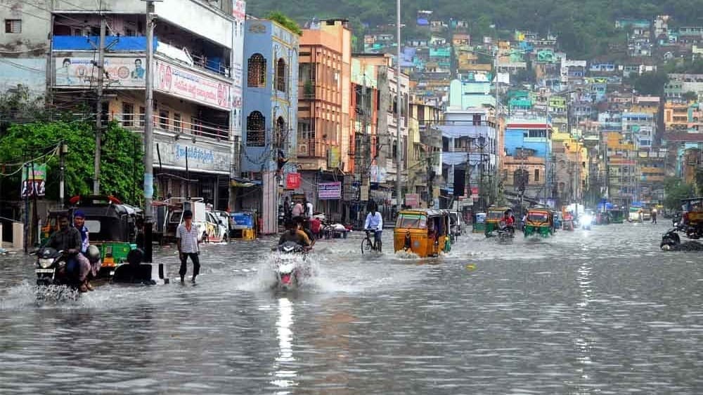 భారీ వర్షంతో విజయవాడలో జలమయం