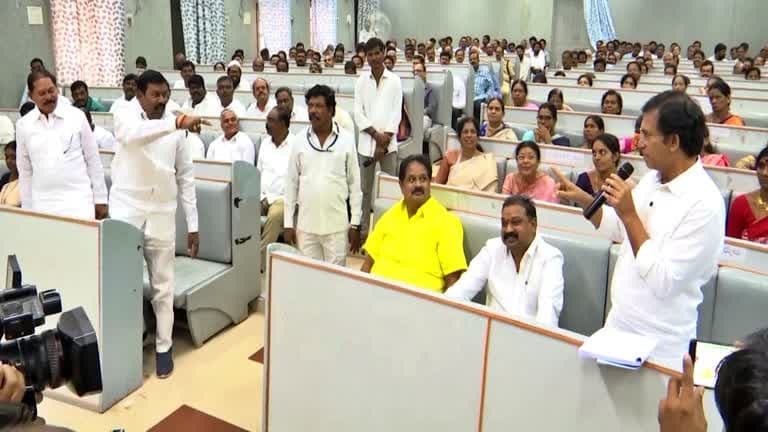 కర్నూలు జడ్పీ సమావేశంలో పార్థసారథి, విరూపాక్ష వాగ్వాదం