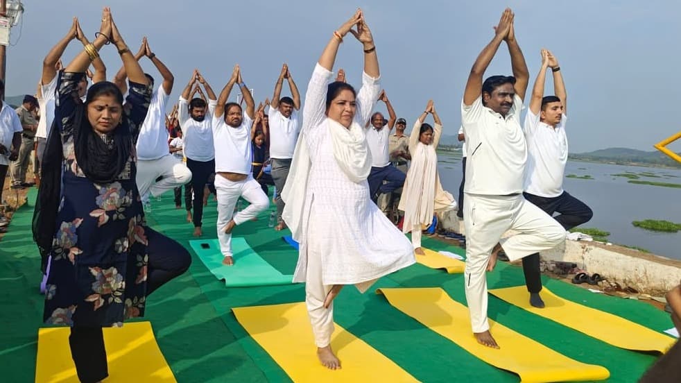 తోటపల్లి జలాశయం వద్ద యోగాలో పాల్గొన్న సంధ్యారాణి
