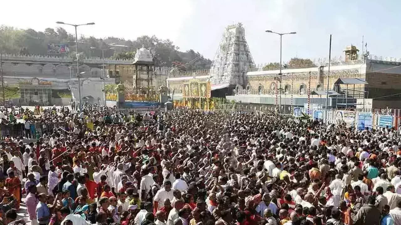 తిరుమలలో భారీగా భక్తుల రద్దీ
