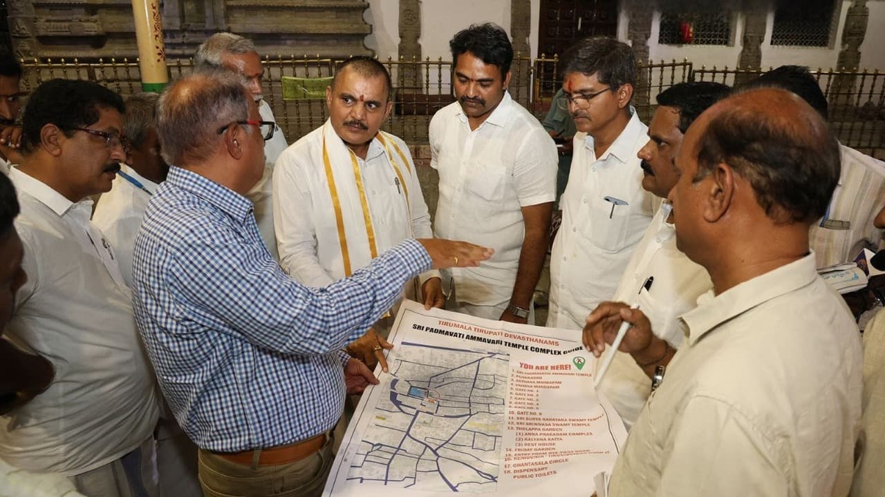 తిరుచానూరులో భక్తుల సౌకర్యాలపై జేఈవో సమీక్ష