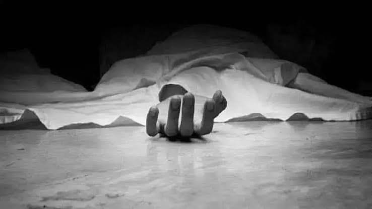 సిమెంట్ పైపులో మృతదేహం..