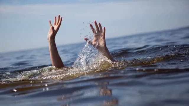 వాగులో కొట్టుకుపోయిన మహిళ..