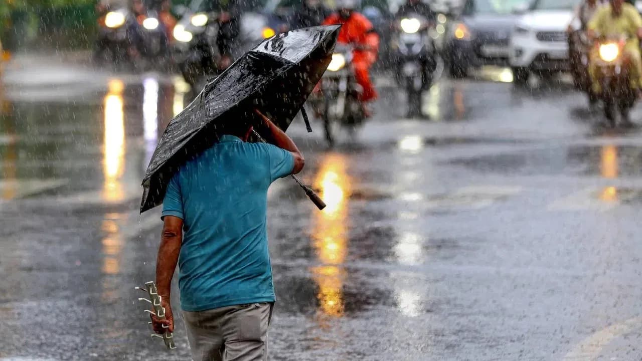 తెలంగాణకు భారీ వర్షాల హెచ్చరిక.. ఈ జిల్లాలకు రెడ్ అలర్ట్.. గంటకు 90 కి.మీ వేగంతో గాలులు!