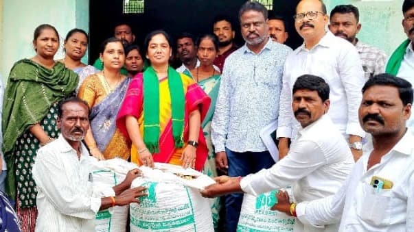 రామగిరిలో విత్తన వేరుశెనగ, కందుల పంపిణీ